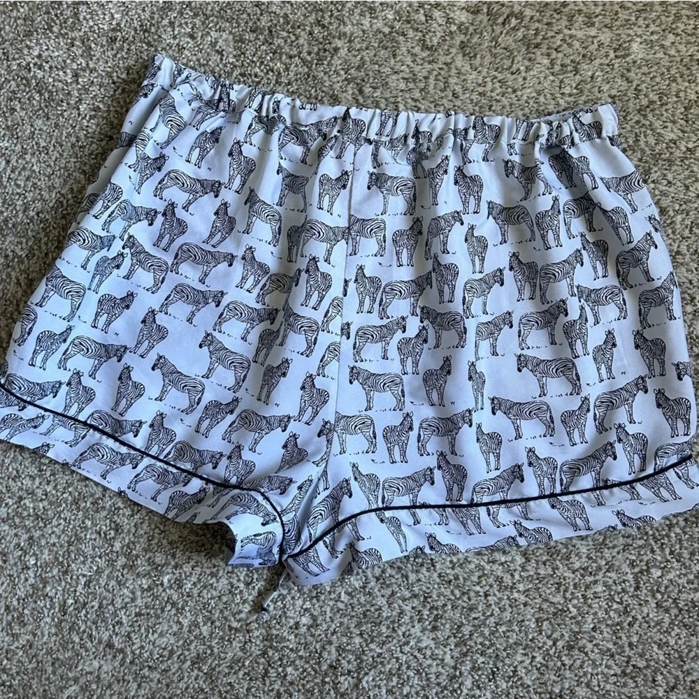 🦋 Isaac Mizrahi White Black Zebra Pajama Shorts Comfy Casual Large